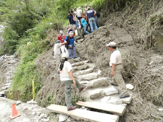 Da müssen wir alle aussteigen und zu Fuß ein kurzes Stück weitergehen, dann steht dort wieder ein Bus und wir steigen ein und es geht weiter.