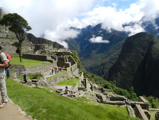Nach fast einer Stunde sind haben wir dann den ersten Blick auf die große Anlage von Macchu Picchu und sind beeindruckt. Das Wetter ist super, die Sonne scheint und so herrscht eine schöne Atmosphäre.