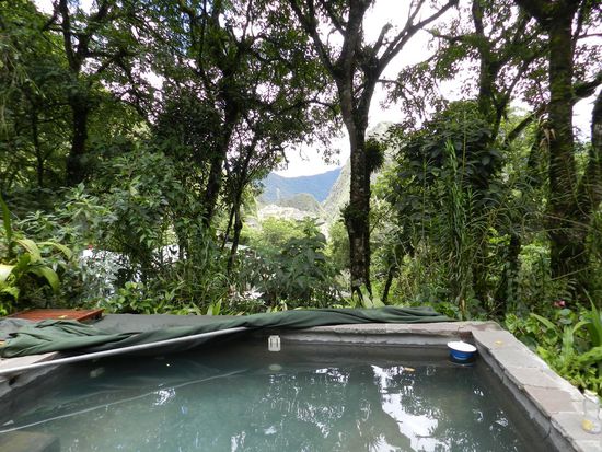 Nach drei Stunden gehen wir dann in die Lodge, die am Eingang der Anlage liegt und trinken dort Kaffee. 
Dort hat man von Whirl Pool aus einen Blick auf die Ruinen.