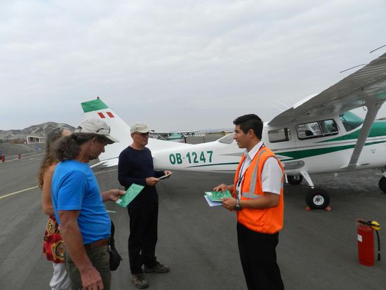 der Pilolt erklärt uns, wie er fliegen wird
