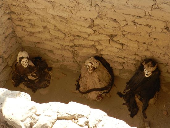 Es hockten manchmal zwei oder drei Mumien in einem Grab, auch gab es Kindermumien und Grabbeigaben in Form von Keramiken gefüllt mit Lebensmitteln