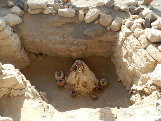 Mumie mit Grabbeigaben