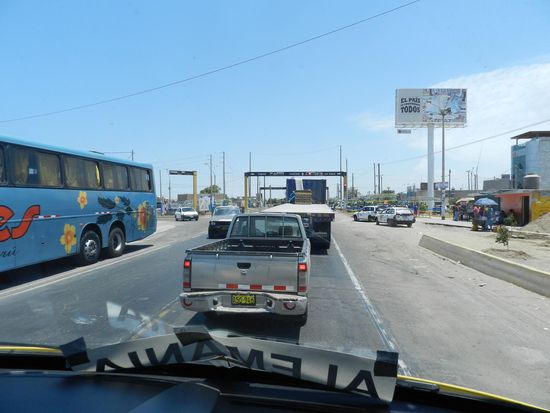 Wir fahren durch Ica, einer wuseligen Stadt