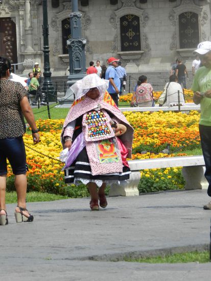 eine bunt gekleidete Frau