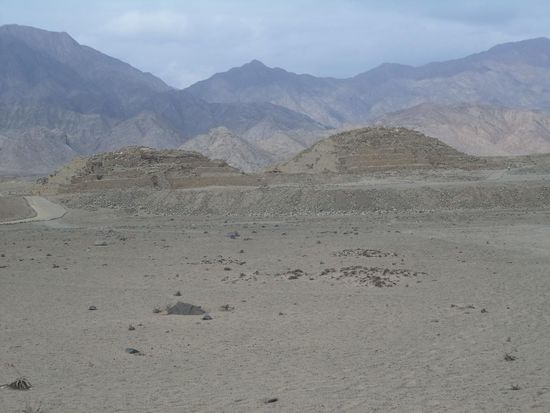 zwei der Stufenpyramiden