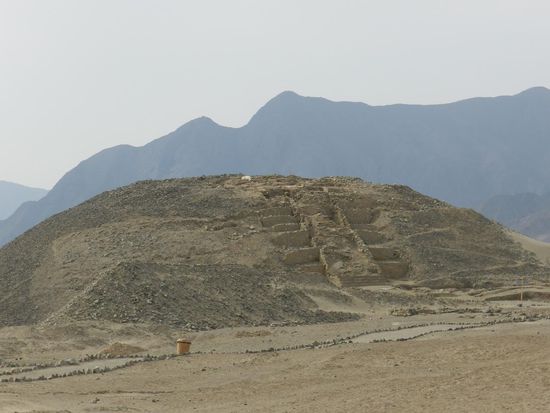 Es gibt immer noch vieles auszugraben. Hier an dieser Pyramide ist nur die Treppe freigelegt, alle andere liegt immer noch unter Sand und Steinen begraben.