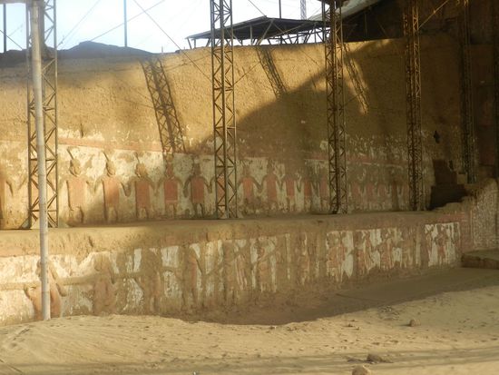 Eine riesige Wand mit Malereien ist erst kürzlich freigelegt worden. Es sind Gefangene und Tiere dargestellt.