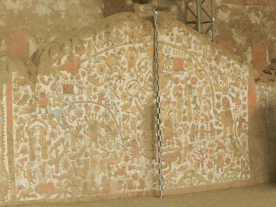 Eine Wand mit einer bunten Vielfalt von Tieren und Gestalten.