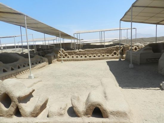 Plätze mit verzierten Mauern könnten Marktplätze gewesen sein, sie sind mit Netzmustern Pelikanen und anderen Tieren geschmückt.