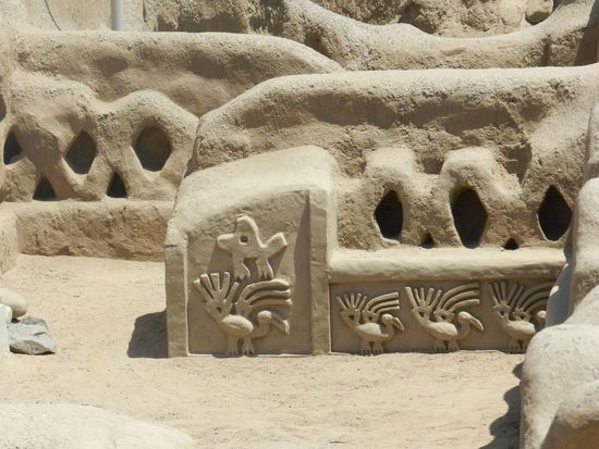 Vögel in den Adobeziegeln