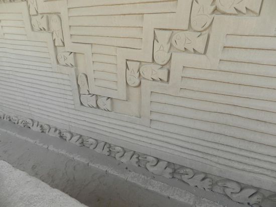 Plätze mit verzierten Mauern könnten Marktplätze gewesen sein, sie sind mit Netzmustern Pelikanen und anderen Tieren geschmückt.  Über die Straße der Fische und Pelikane verlassen wir den Komplex.