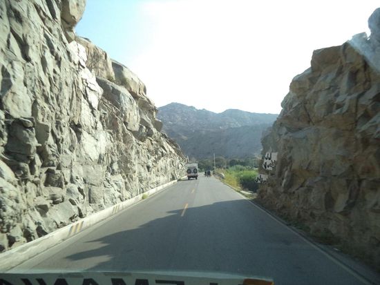 immer an der Felswand entlang