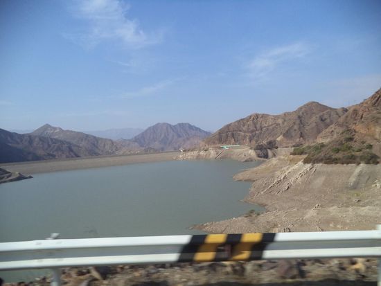 hoch oben ein Stausee