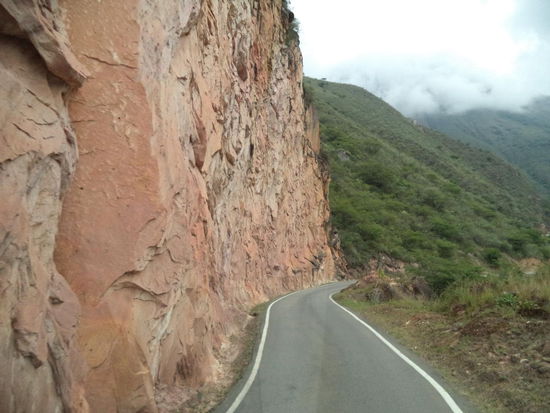 jetzt entlang von Felsen