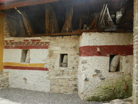 ein Totenhaus mit einigen Mumien auch auf dem Dach