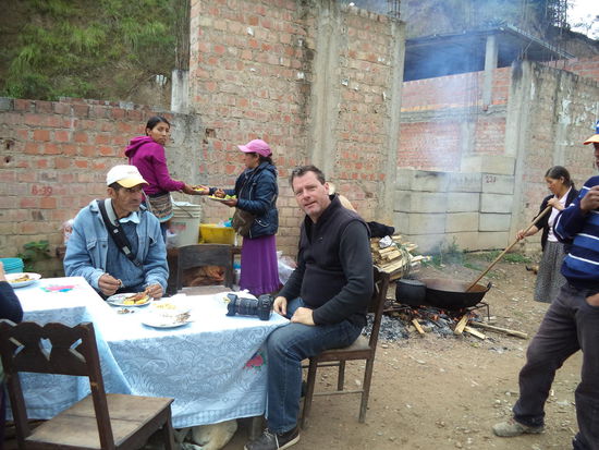 Uwe hat Hunger und ißt einen Teller Suppe als zweites Frühstück.