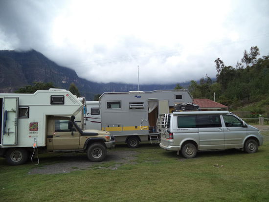 nahe beim Wasserfall auf dem Sportplatz
