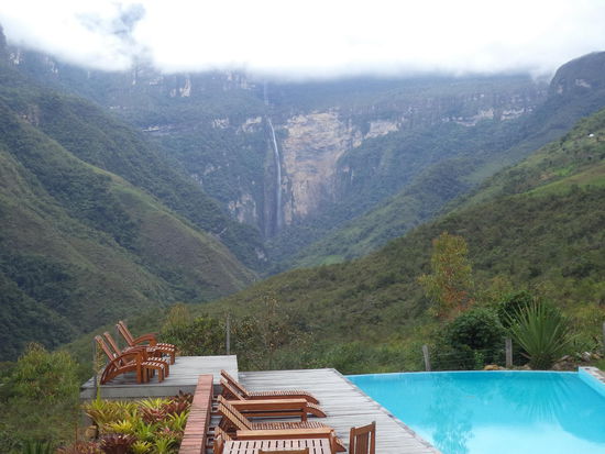 der Blick vom der Lode des Andes auf den Wasserfall
