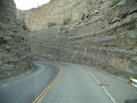 Es geht immer wieder rauf und runter und wir durchqueren felsige Landschaften.