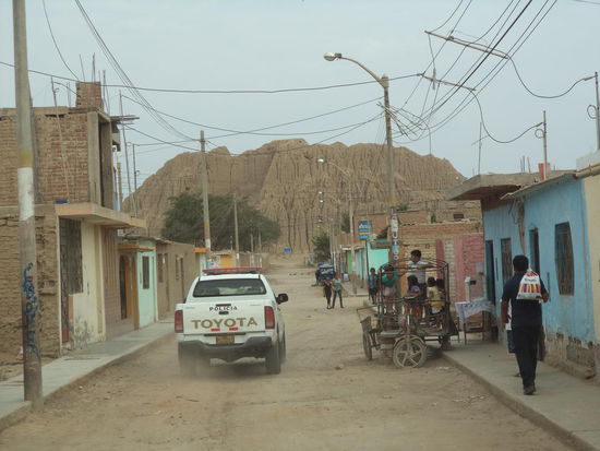 die Polizei weist uns den Weg zu Pyramide
