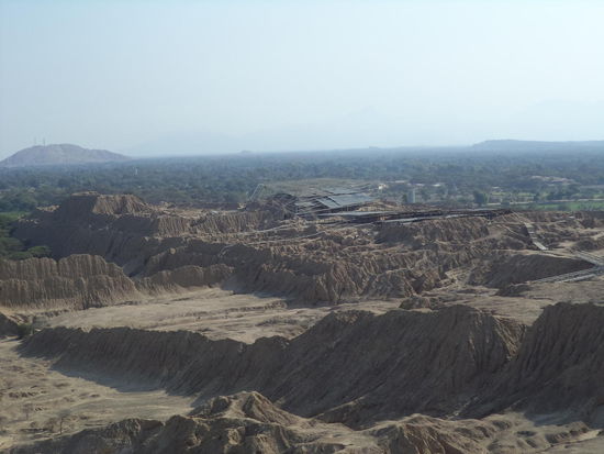 unter dem Blechdach sin ddie farbigen Reliefs verteckt, leider konnten wir sie nicht sehen.
