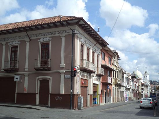 In der Stadt sind einige Häuser restauriert und es überall sehr sauber, die Menschen sind freundlich und begrüßen uns.