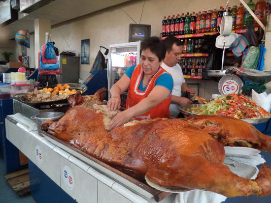 Nach der Besichtigung gehen wir nochmal in den großen Mercado und hier esse ich etwas Fleisch von der gebratenen Sau. Ich muß sagen, daß Fleisch war sehr lecker.