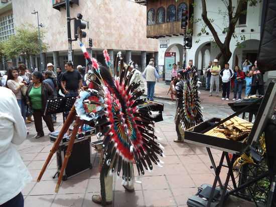 Vor dem Dom sangen und spielten "Indianer" auf der Panflöte und wir hörten uns eine Weile die Musik an.