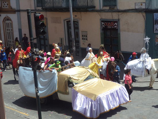 Es wurde ein Fest gefeiert, daß hatte mit den Heiligen Drei Königen zu tun, jedenfalls folgten sie dem Stern. 
Es gab Musik und Tanz dabei und wir mußten warten, bis der Konvoi an uns vorbeigezogen ist