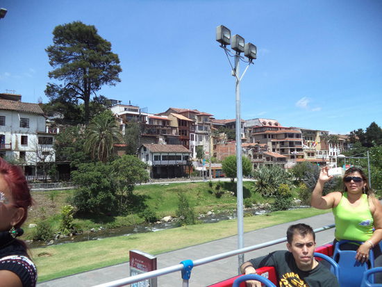 Es ging durch die Stadt und hinauf auf einen Berg mit einer kleinen Kirche. Hier gab es eine Fahrtunterbrechung und wir konnten auf die Stadt schauen.