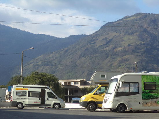 Dann kommen wir nach Baños, unterhalb des Thermalbads und des Wasserfalls haben wir unseren Stellplatz für die Nacht.