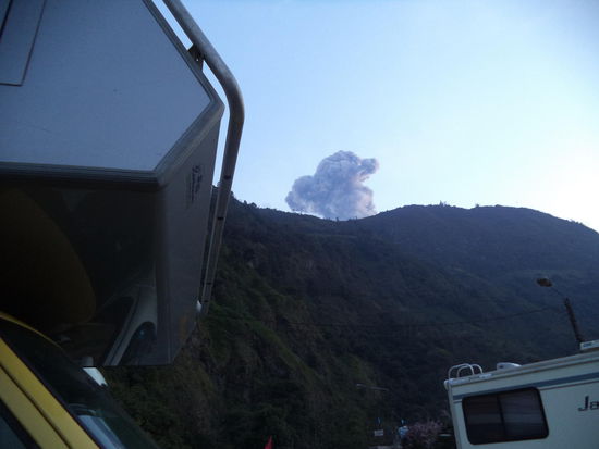 Als wir am frühen Abend dann losgehen zum kleinen Städtchen, gibt es wieder einen Ausstoß aus dem Vulkan, direkt über uns, aber es ist nur eine kleine Wolke.