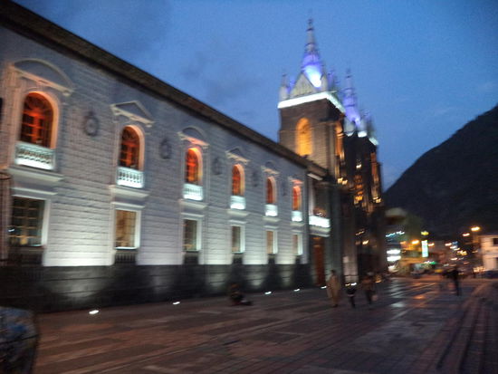 Im Städtchen schauen wir uns kurz den Hauptplatz mit der Kirche an und gehen dann in eine Pizzeria.