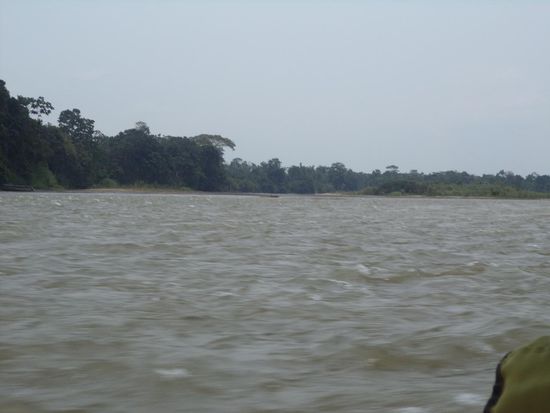 es geht zurück zum Parkplatz über den Rio Napo