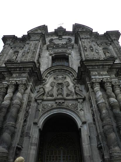 Dann sind wir weiter zur Iglesia de Campañia. Das Innere ist mit 7 Tonnen Gold ausgeschmückt.