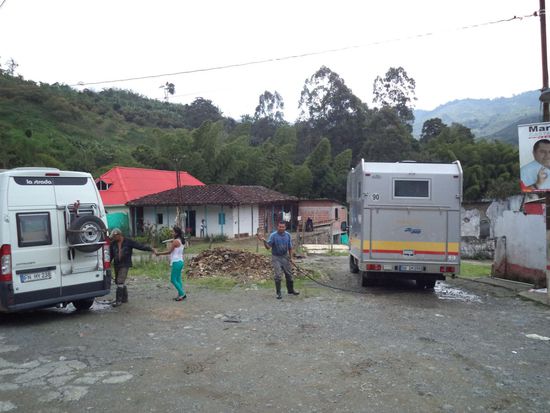 Unterwegs lassen wir dann noch unsere Autos waschen, damit sie für die Verschiffung sauber sind. 
Wagenwaschen ist angesgt