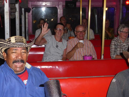 im Samba-Bus bei Cola und Rum - vorne links der Sänger