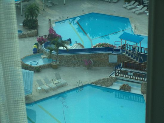 hier am Hotelpool relaxen wir