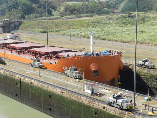 die kleinen Lokomotiven halten das Schiff in der Mitte des Kanals
