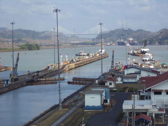 Hier fahren die Schiffe dann aus der letzten Schleuse heraus