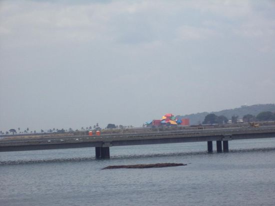 Über der Autobahn kann man das von Frank Gehry entworfene Museum in der Ferne sehen.