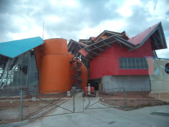 Dann fuhren wir auf eine Insel und haben dort zu Mittag gegessen. Auf der Rückfahrt zum Hotel sind wir dann noch nah am Gehry-Museum vorbeigefahren.