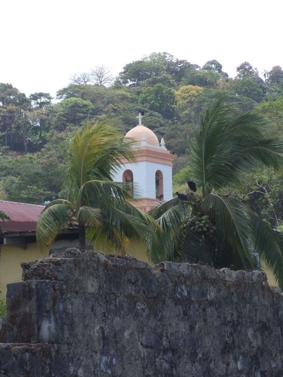 Es sind schon viele Menschen unterwegs und wir gehen in die Kirche, um diese zu besichtigen