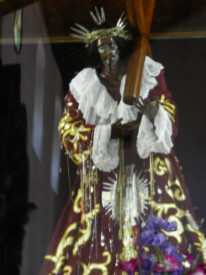 In der Kirche gibt es einen schwarzen Jesus, der wurde im 18. Jh. hier aufgestellt, damit sich die schwarze Bevölkerung besser damit identifizieren konnte.