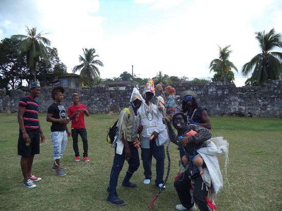 Viele Einheimische laufen verkleidet herum, sie machen sich über die Weißen lustig und ziehen sich verrückt an.