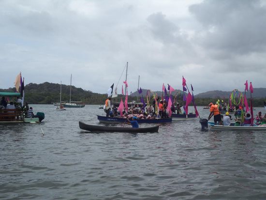 Es gibt auch verschiedene Tanzgruppen, die mit Booten am Ufer entlang fahren und dann später zum Hauptplatz ziehen, um dort dann zu tanzen und zu singen.