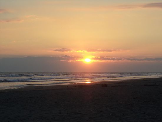 Am Abend setzen wir uns dann mit unseren Stühlen an den Strand und beobachten den Sonnenuntergang.