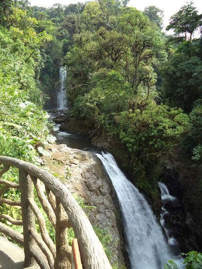 das Rauschen des Wasserfalls