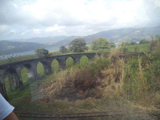 auch fahren wir über ein Viadukt