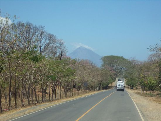 Dann fahren wir zurück zu Route und fahren direkt wieder einmal auf den Vulkan Mombacho zu.